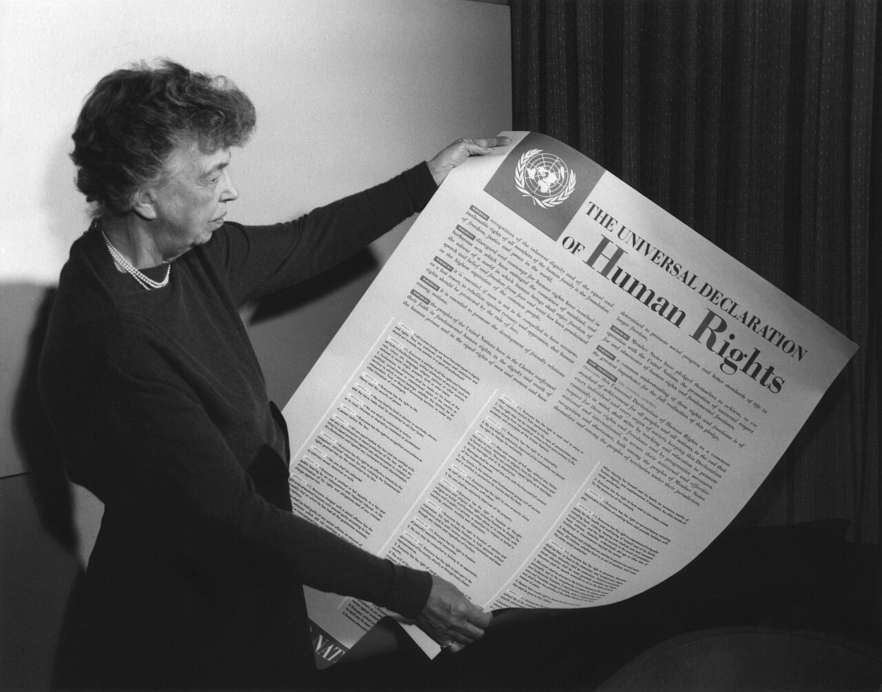 Eleanor Roosevelt con il manifesto della Dichiarazione universale dei diritti umani, 1949.